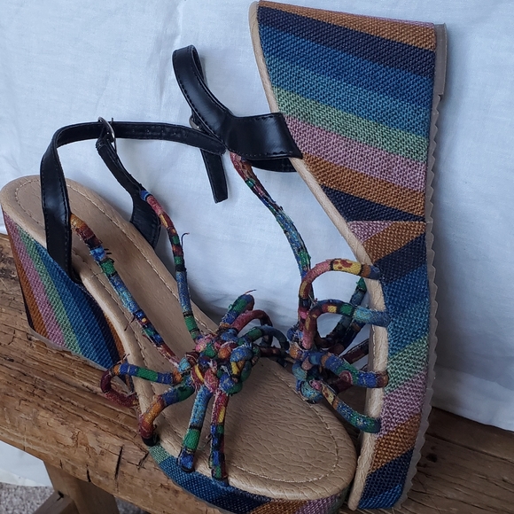 Vintage style platform strap sandals - Picture 8 of 8